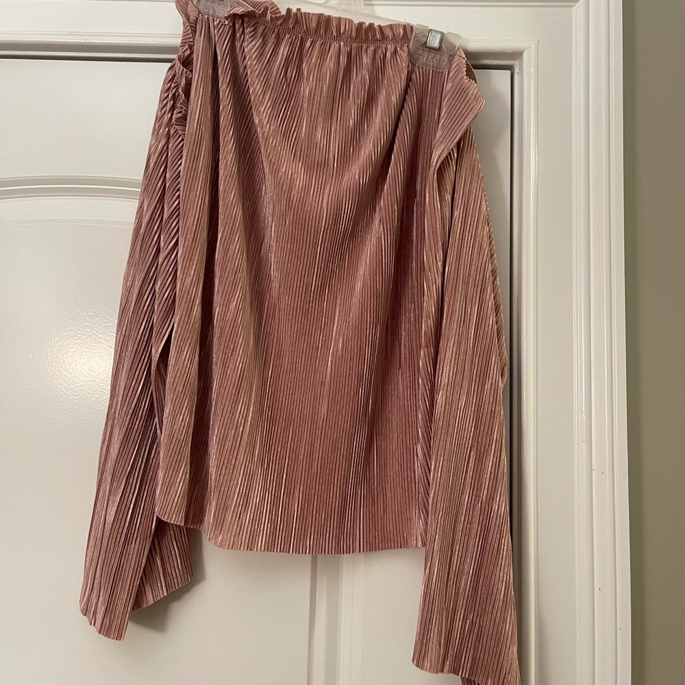 Off shoulder flowy top!!